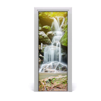 Fototapeta samoprzylepna na drzwi Wodospad w zielonym lesie
