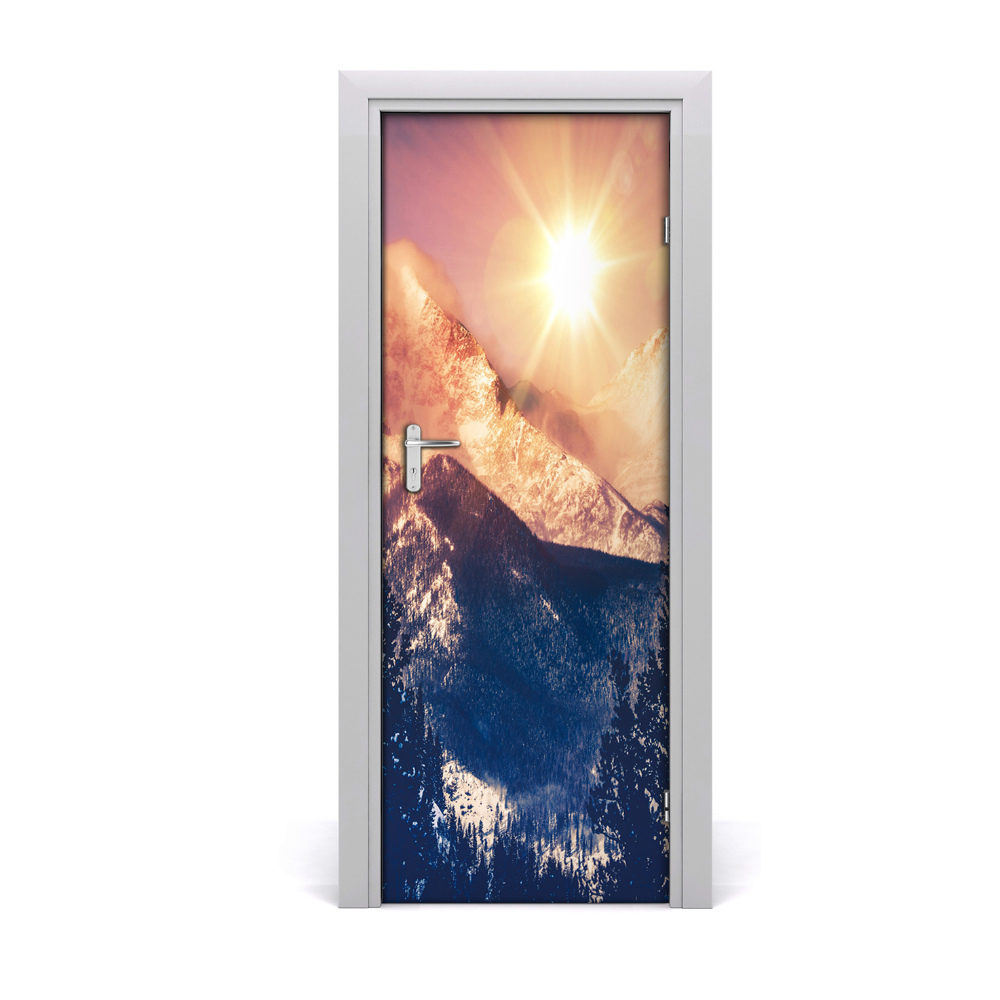 Naklejka fototapeta na drzwi Słońce nad górami i lasem