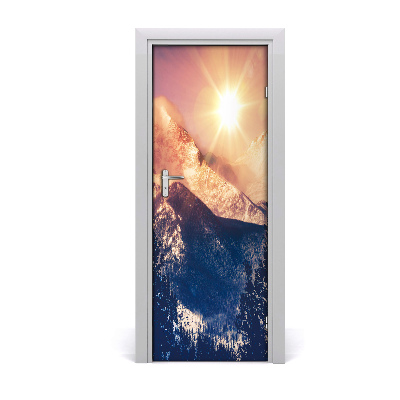 Naklejka fototapeta na drzwi Słońce nad górami i lasem