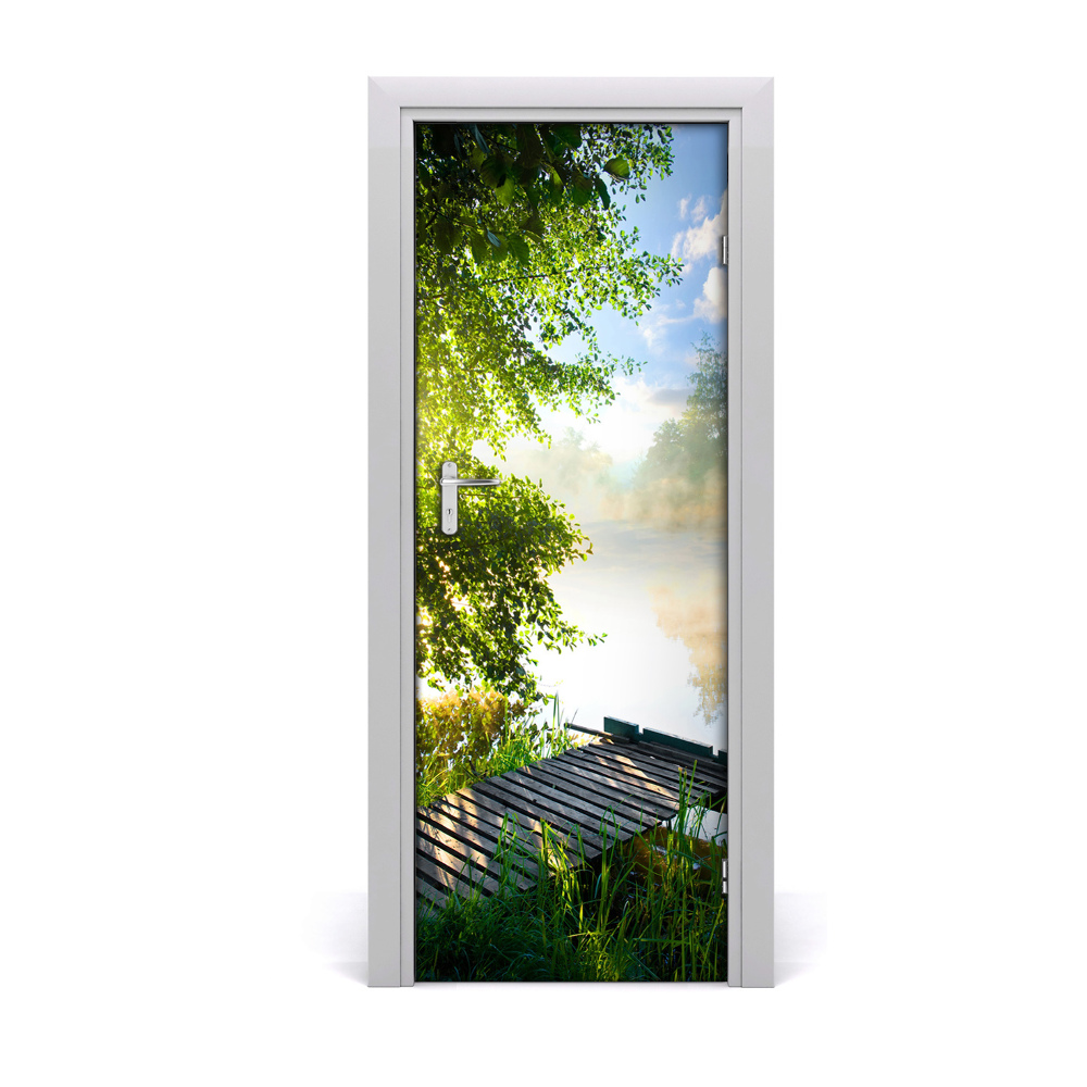 Naklejka fototapeta na drzwi Drewniany mostek nad jeziorem