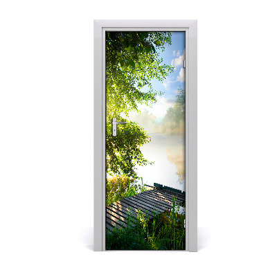 Naklejka fototapeta na drzwi Drewniany mostek nad jeziorem