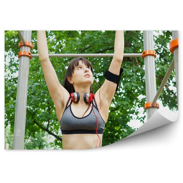Fototapeta samoprzylepna Kobieta podnosząca się na drążku