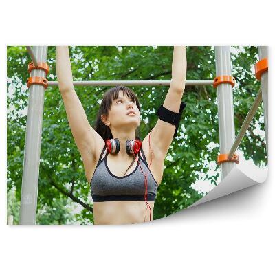 Fototapeta samoprzylepna Kobieta podnosząca się na drążku