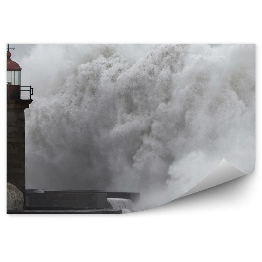 Fototapeta na ścianę Spienione duże fale latarnia morska