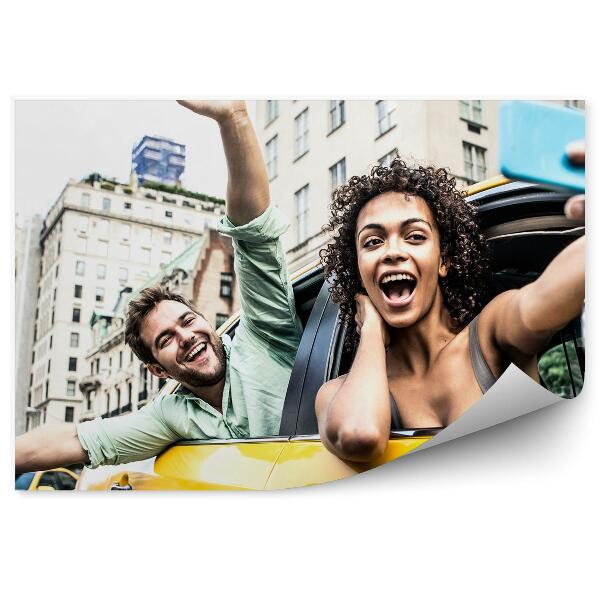 Fototapeta na ścianę Uśmiechnięci ludzie w żółtej taksówce