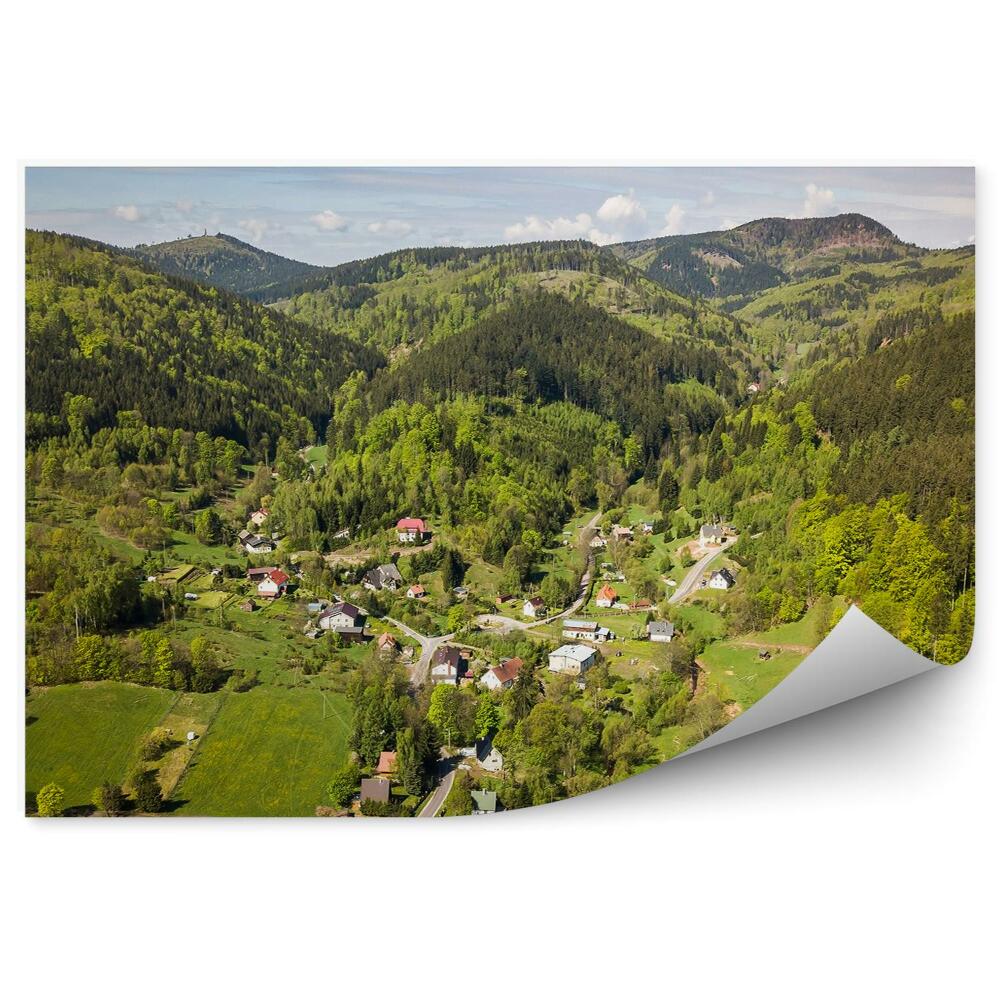 Fototapeta Zielone lasy góry miasteczko widok z lotu ptaka