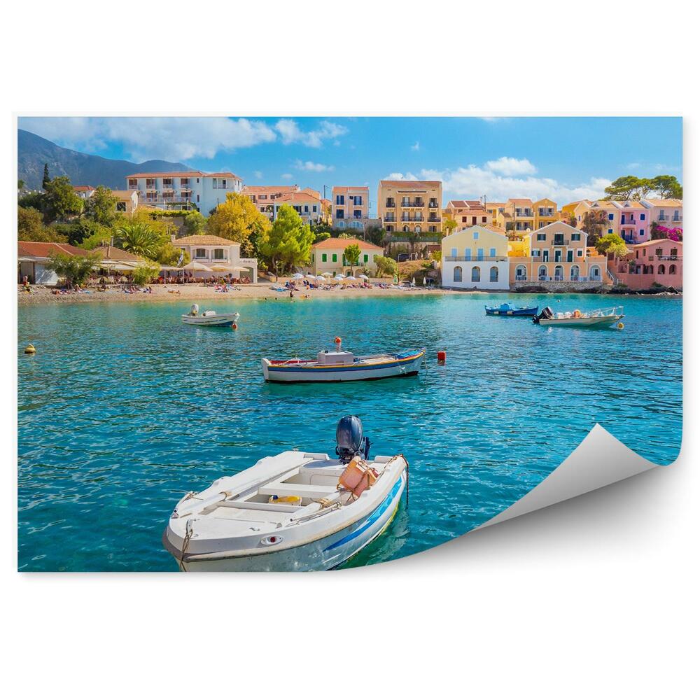 Fototapeta Kolorowe budynki drzewa łodzie niebo chmury ocean kefalonia wyspa