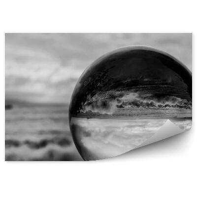 Fototapeta na ścianę Czarno-białe kula odbijająca krajobraz fale