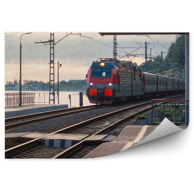 Okleina na ścianę Pociąg pasażerski tory kolejowe miasto peron