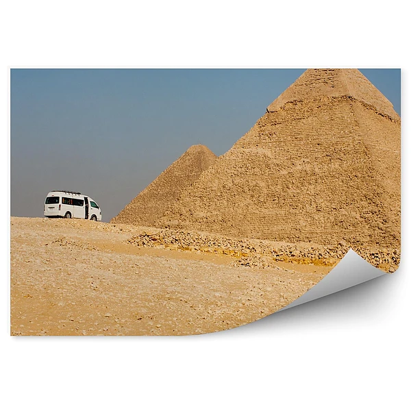 Fototapeta samoprzylepna Turystyczny van piramidy giza