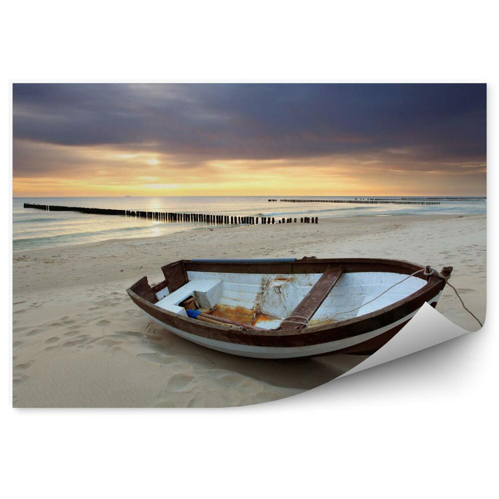 Fototapeta Łódź na pięknej plaży w sunrise