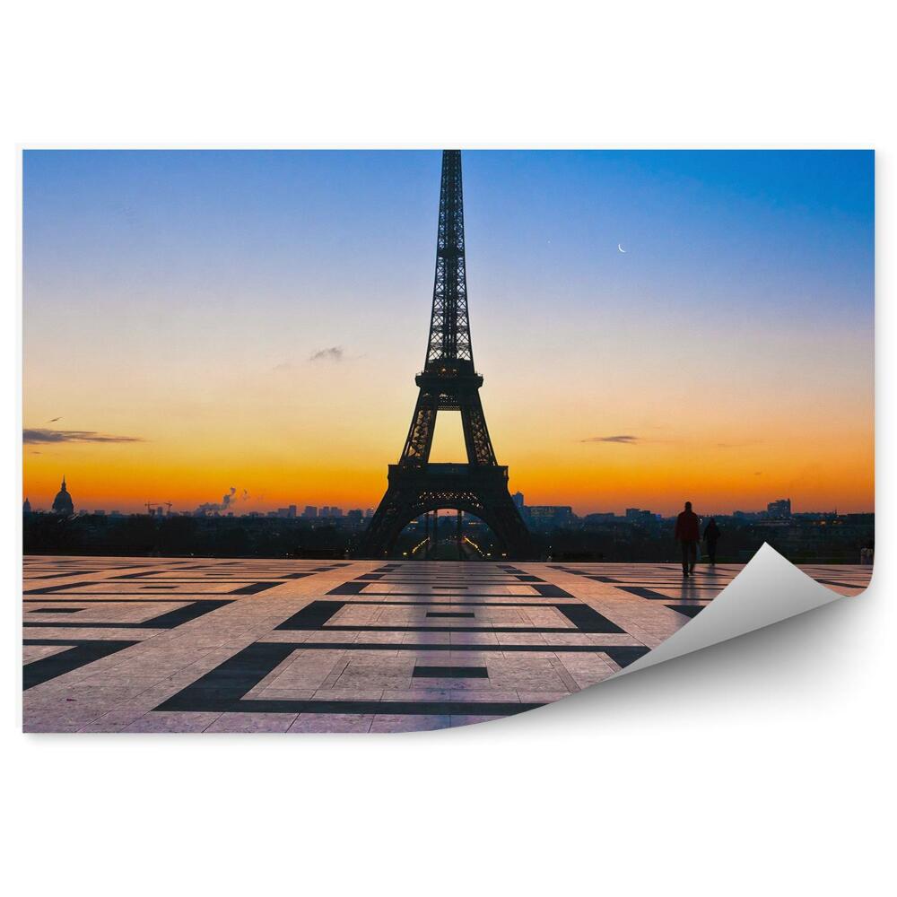 Fototapeta samoprzylepna Romantyczny widok wieża eiffla o wschodzie słońca