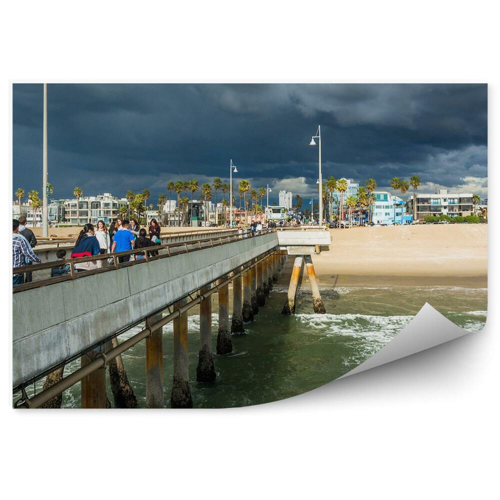 Okleina ścienna Molo plaża ocean wieżowce palmy ludzie ciemne chmury