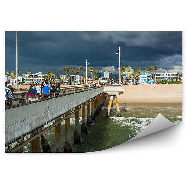Okleina ścienna Molo plaża ocean wieżowce palmy ludzie ciemne chmury