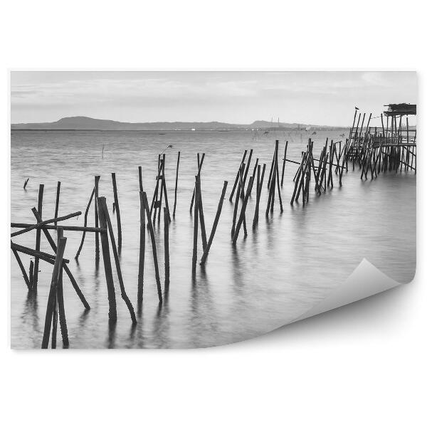 Fototapeta samoprzylepna Zniszczone drewniane molo morze czarno-białe zdjęcie