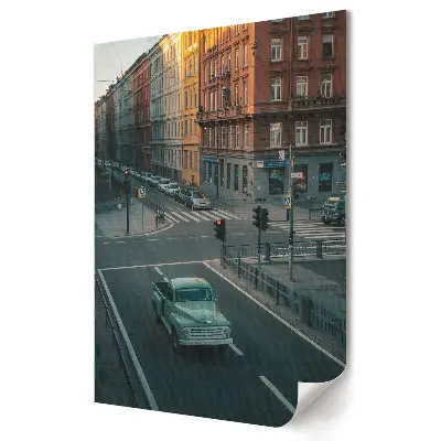 Stylowy plakat na ścianę Zielony samochód na miejskiej ulicy
