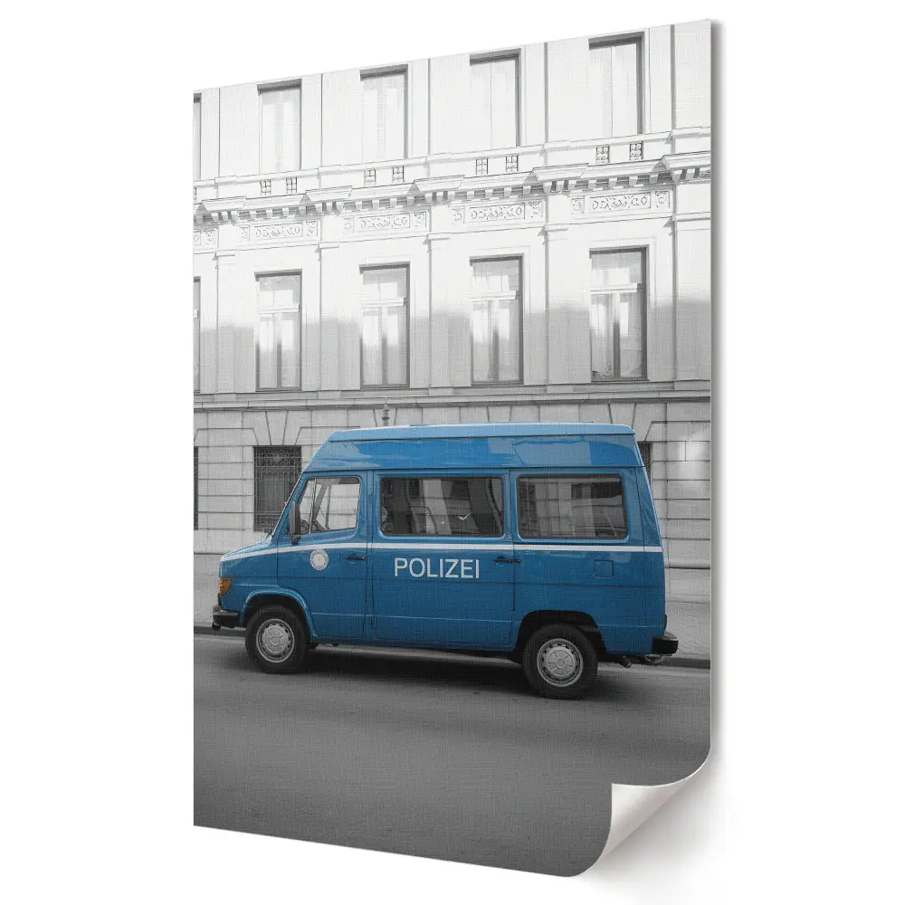 Plakat na materiale polycanvas Niebieski radiowóz w miejskim krajobrazie