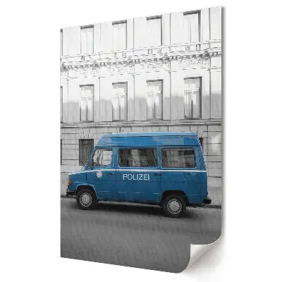 Plakat na materiale polycanvas Niebieski radiowóz w miejskim krajobrazie