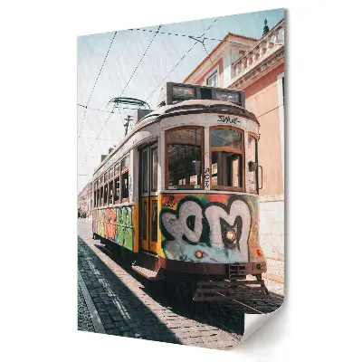 Grafika ścienna na płótnie przedstawiająca stylowy tramwaj z graffiti w mieście