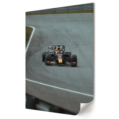 Stylowy plakat na ścianę z wyścigowym samochodem na torze Formuły 1