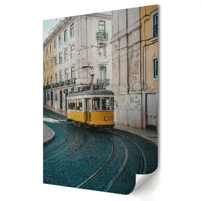 Stylowy plakat na ścianę Złoty tramwaj w wąskiej uliczce