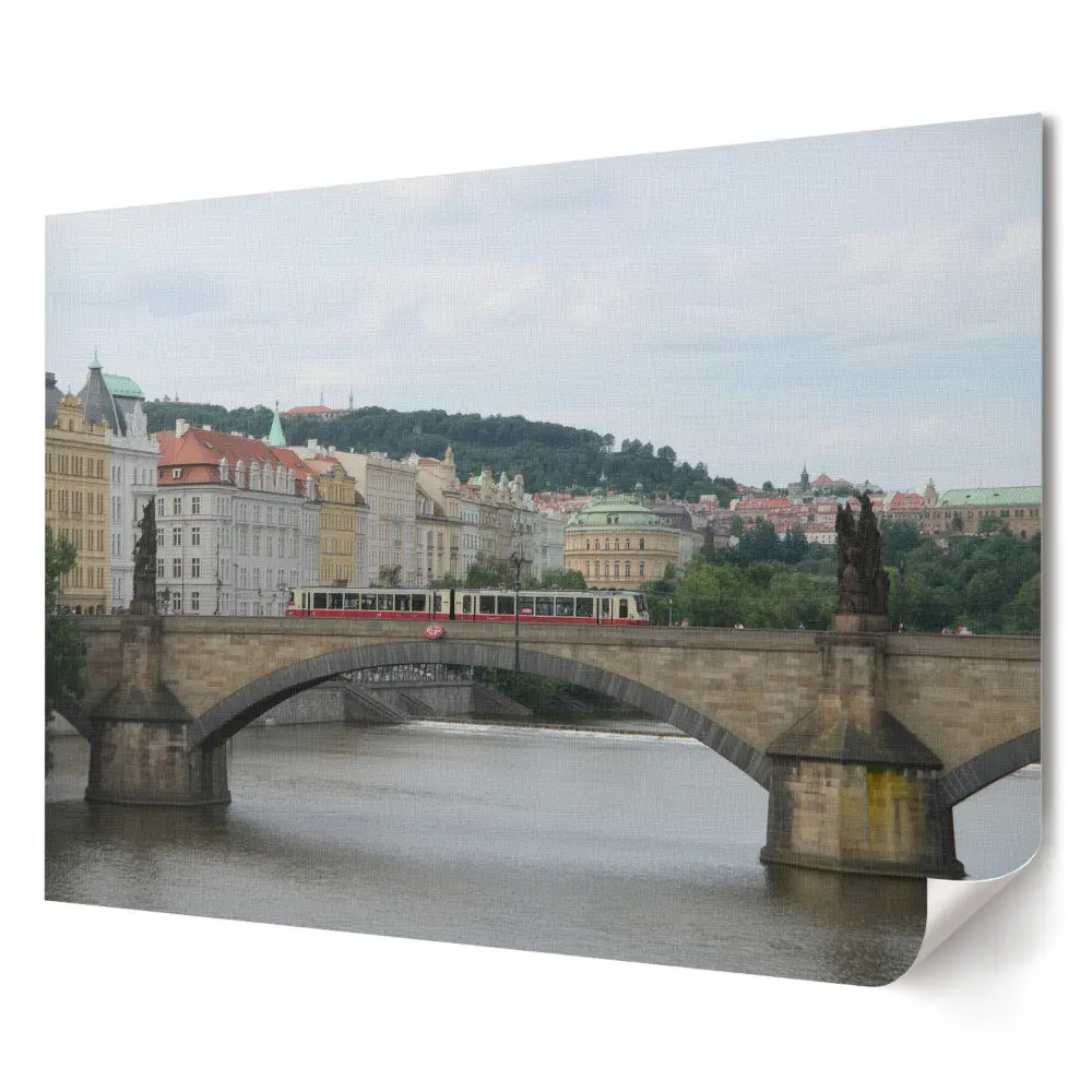 Elegancki plakat do salonu przedstawiający Most Karola w Pradze nad rzeką Wełtawą
