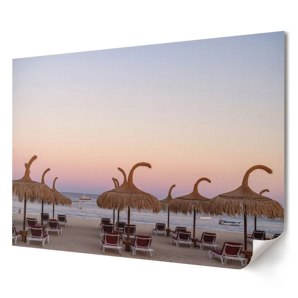Elegancki plakat do salonu Zachód słońca na plaży z parasolami