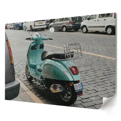 Plakat ścienny premium Zielony skuter na miejskim parkingu