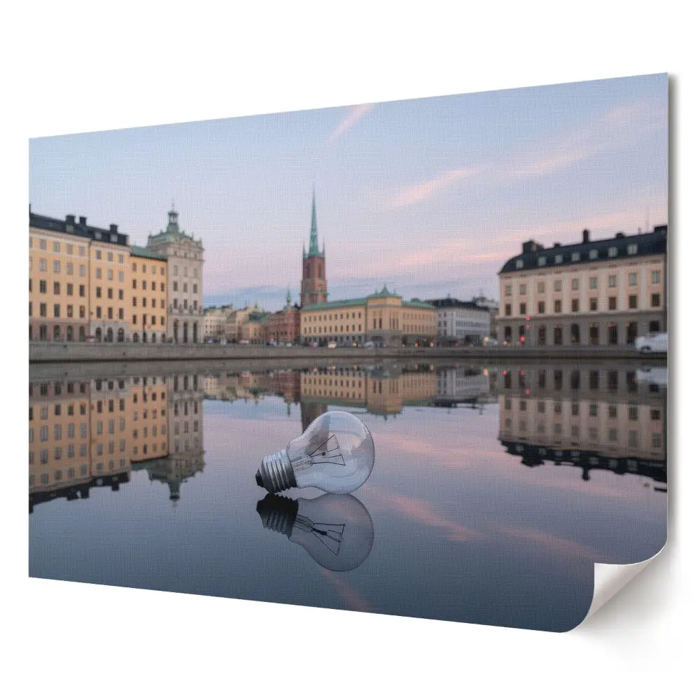 Elegancki plakat do salonu przedstawiający zabytkowe miasto odbite w wodzie