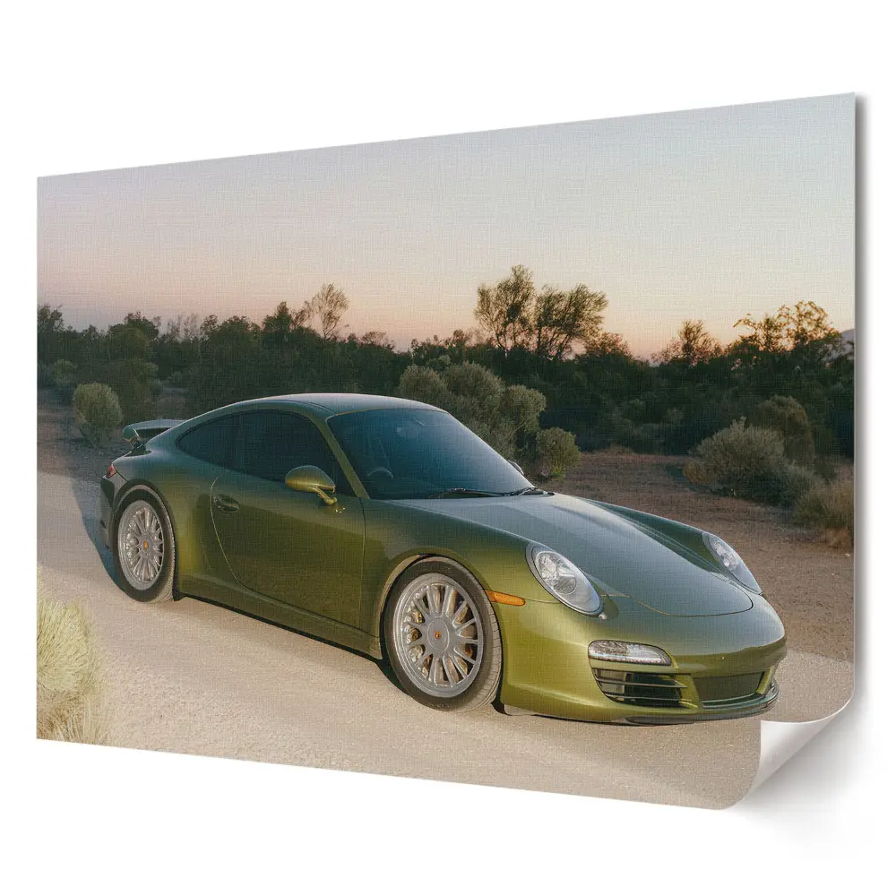 Plakat ścienny premium Zielone Porsche na pustynnej drodze