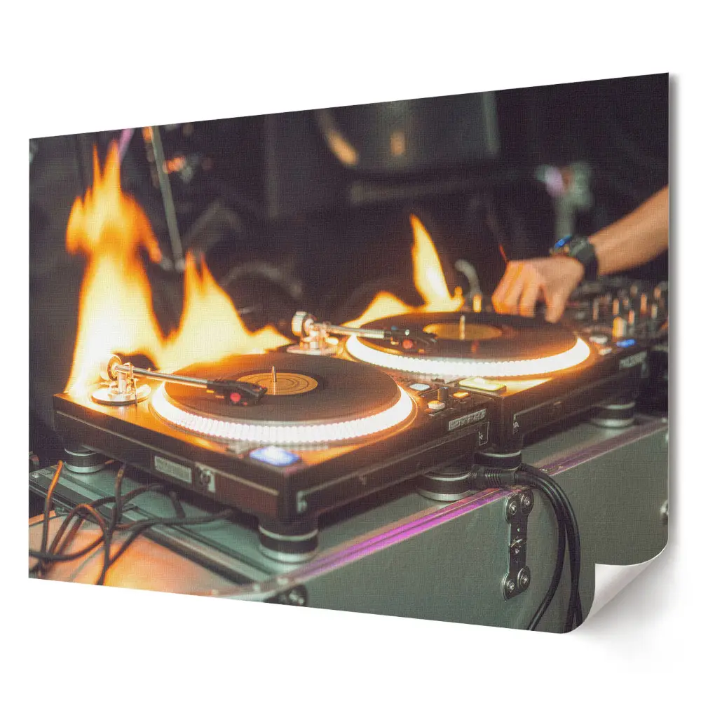 Plakat ścienny premium Płonące talerze DJ-a na scenie