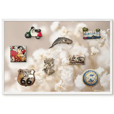 Tablica magnetyczna w białej ramie z motywem delikatnych kwiatów na beżowym tle