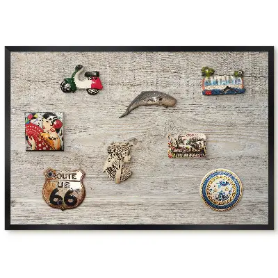 Metalowa tablica magnetyczna w czarnej ramie z wykończeniem w kolorze naturalnego drewna