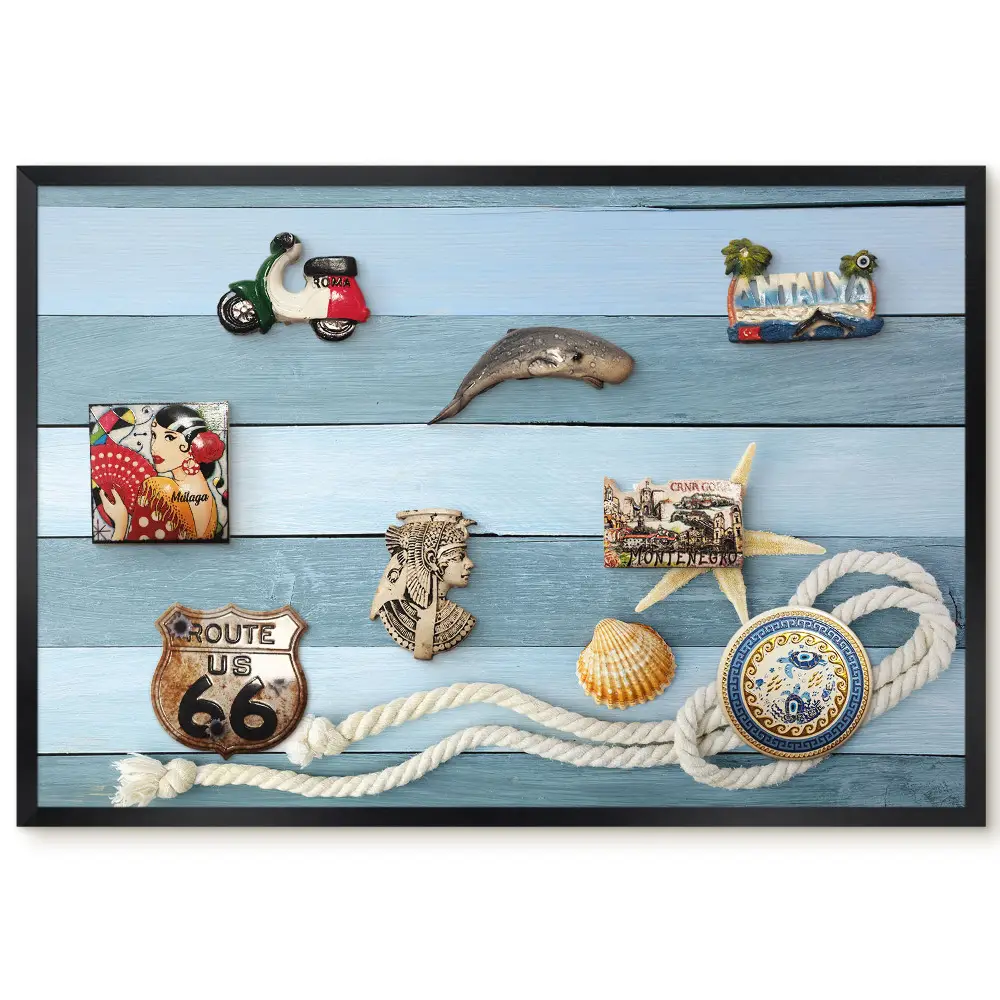Metalowa tablica na magnesy w czarnej ramie z motywem muszli i liny na niebieskich deskach