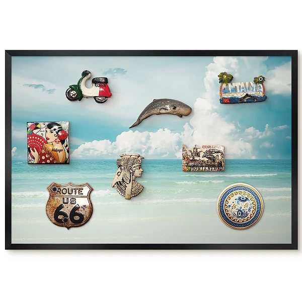 Metalowa tablica magnetyczna w czarnej ramie z motywem pięknego morza z błękitnym niebem i chmurami