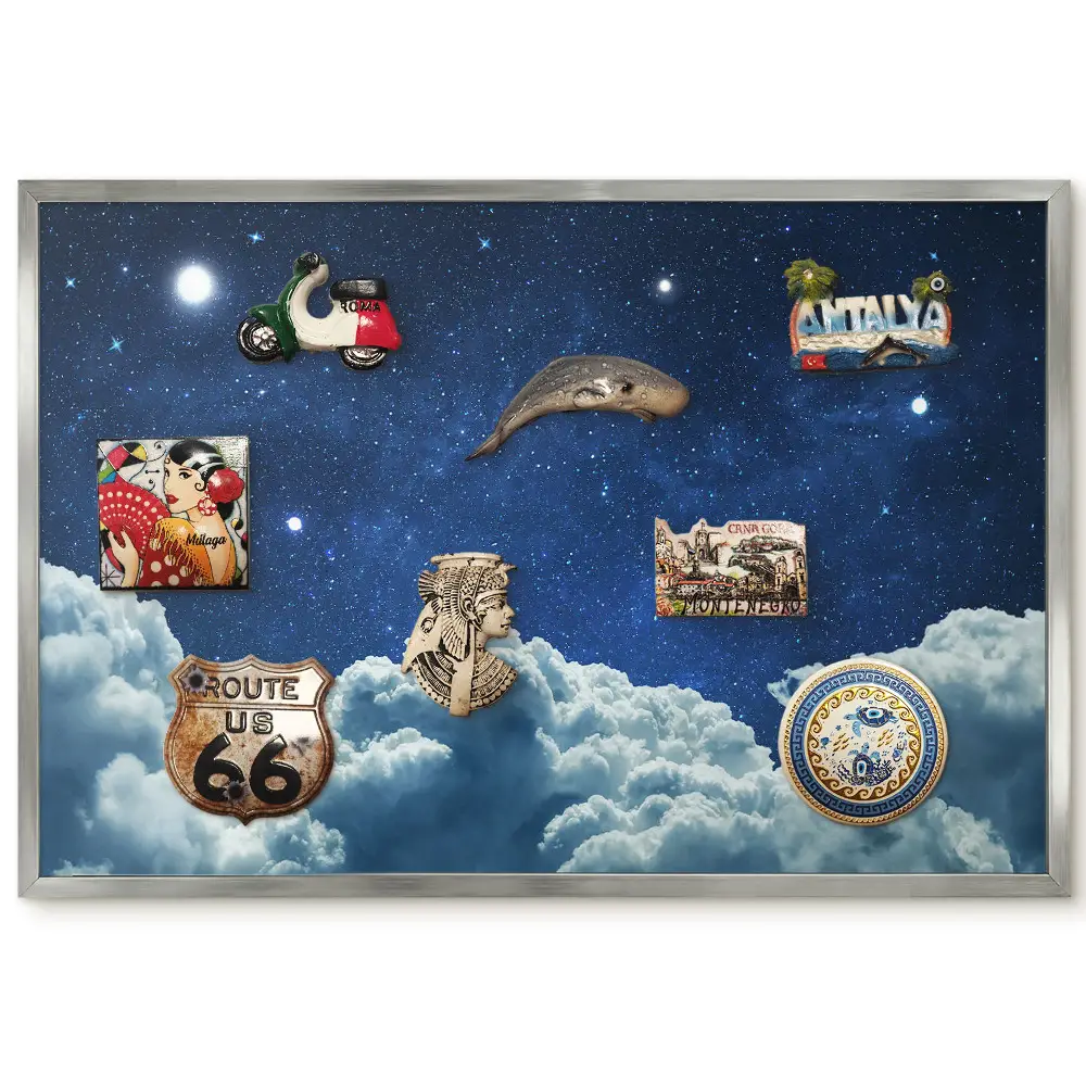 Tablica magnetyczna na ścianę w srebrnej ramie z nadrukiem nocnego nieba pełnego gwiazd nad obłokami