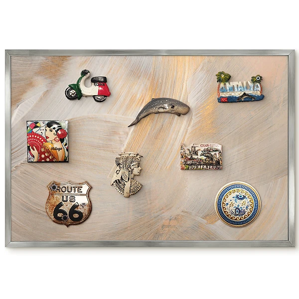 Tablica na magnesy w srebrnej ramie Subtelna gra odcieni i ruchu pędzla